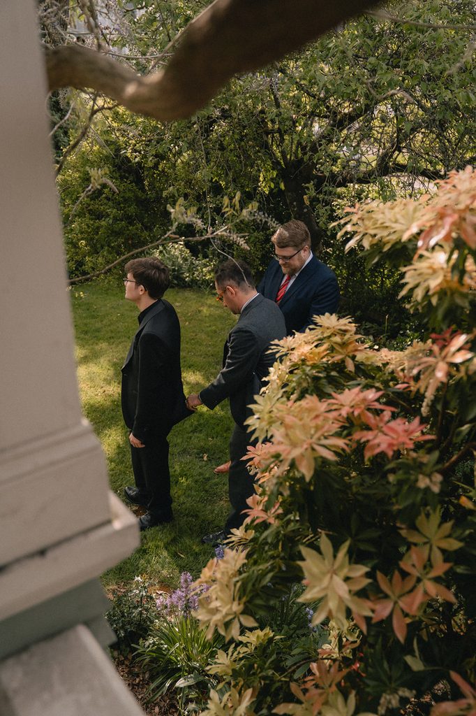 Groom and groomsmen arriving to the Airbnb before the ceremony.